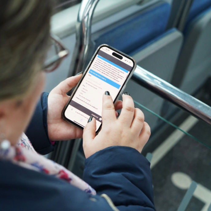 Senhora a responder ao inquérito de satisfação no telemóvel